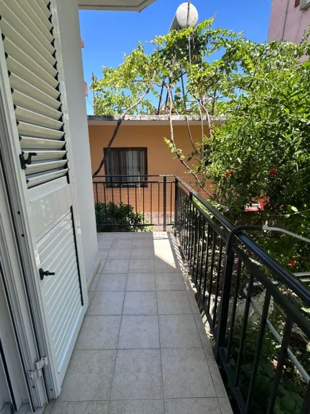 Tirane, jepet me qera apartament 1+1 Kati 1, 400 € 