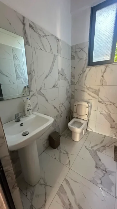Tirane, jepet me qera apartament 1+1+Ballkon Kati 1, 55 m² 350 € (Astir)