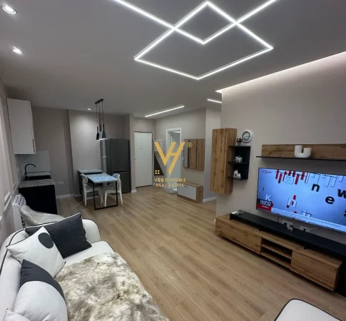 Tirane, jepet me qera apartament 1+1+Ballkon Kati 4, 70 m² 450 € (UNIVERS CITY)