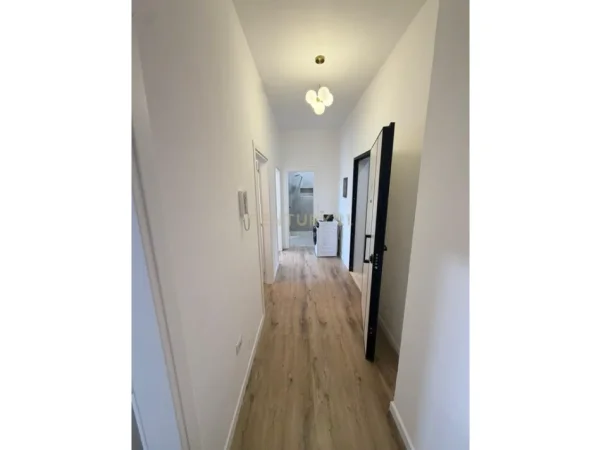 Tirane, jepet me qera apartament 2+1+Ballkon Kati 8, 85 m² 650 € (5 maji)