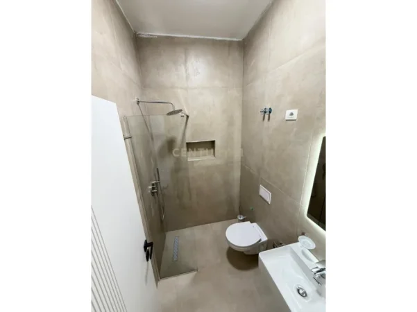 Tirane, jepet me qera apartament 2+1+Ballkon Kati 8, 85 m² 650 € (5 maji)