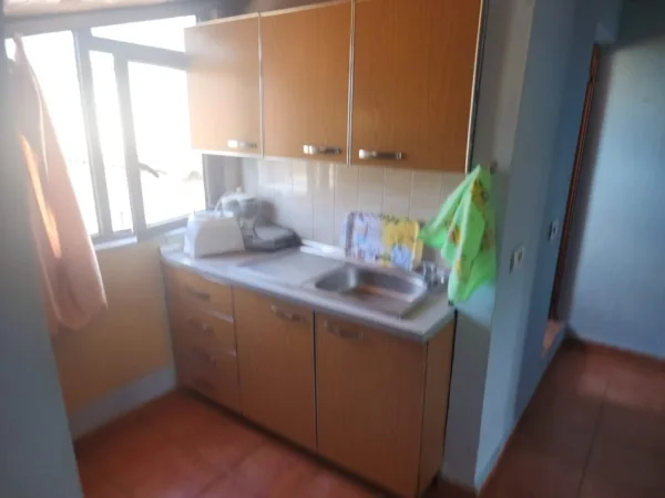 Tirane, jepet me qera apartament 2+1 Kati 3, 80 m² 300 € (Rruga Njazi Meka)