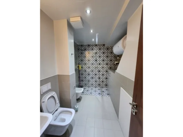 Tirane, jepet me qera ambjent biznesi Kati 11, 77 m² 1.000 € (Square 21)
