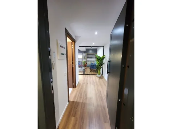 Tirane, jepet me qera ambjent biznesi Kati 11, 77 m² 1.000 € (Square 21)