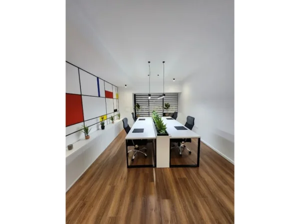 Tirane, jepet me qera ambjent biznesi Kati 11, 77 m² 1.000 € (Square 21)