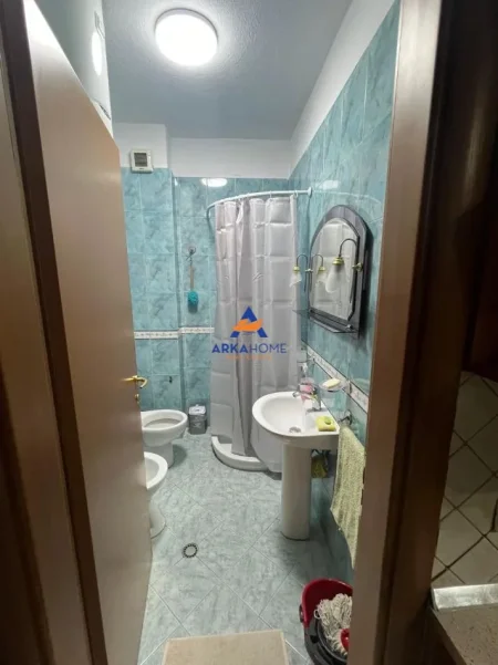 Tirane, jepet me qera apartament 1+1+Ballkon Kati 1, 65 m² 581 € 