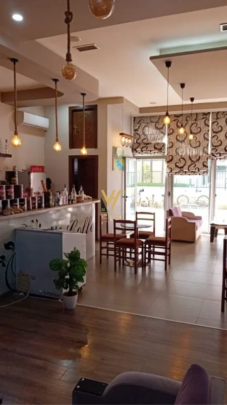 Tirane, jepet me qera bar-kafe Kati 0, 90 m² 600 € (KAMEZ)