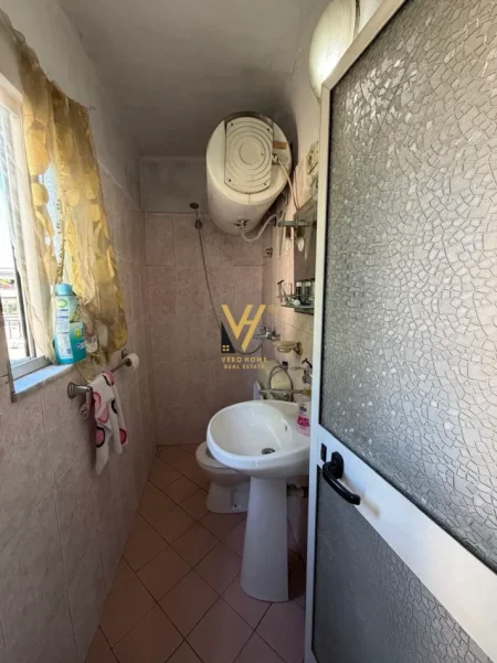 Tirane, jepet me qera apartament 1+1+Ballkon Kati 3, 65 m² 450 € (SHKOLLA E BASHKUAR)