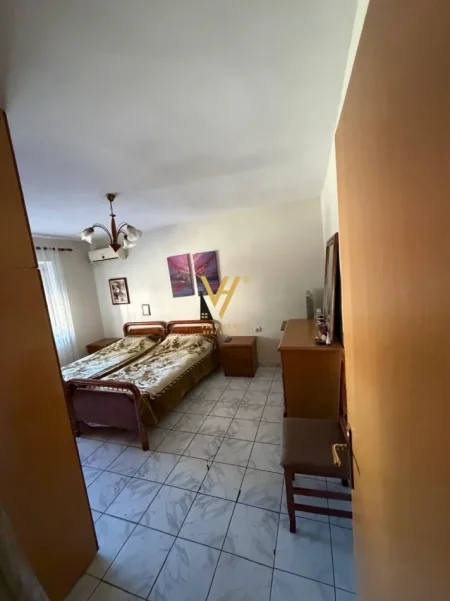 Tirane, jepet me qera apartament 1+1+Ballkon Kati 3, 65 m² 450 € (SHKOLLA E BASHKUAR)