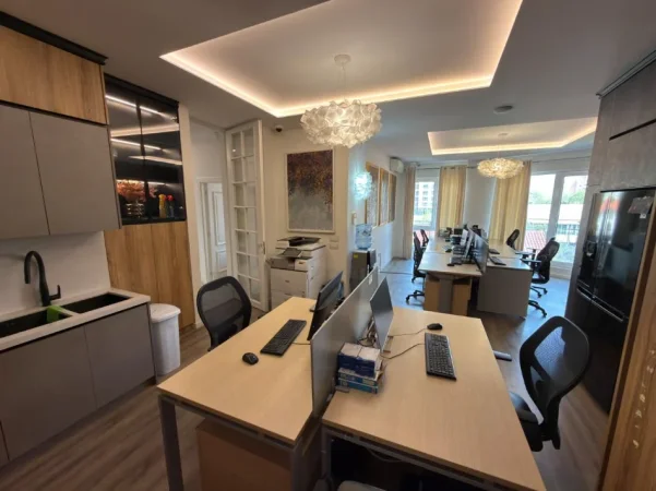 Tirane, jepet me qera ambjent biznesi Kati 3, 142 m² 1.200 € (Rruga E Dafinave)