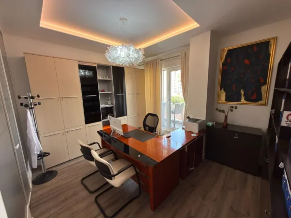 Tirane, jepet me qera ambjent biznesi Kati 3, 142 m² 1.200 € (Rruga E Dafinave)