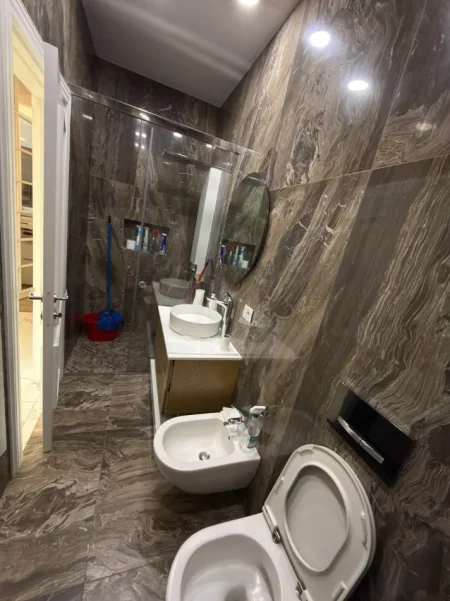 Tirane, jepet me qera ambjent biznesi Kati 3, 142 m² 1.200 € (Rruga E Dafinave)