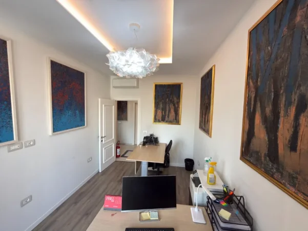 Tirane, jepet me qera ambjent biznesi Kati 3, 142 m² 1.200 € (Rruga E Dafinave)