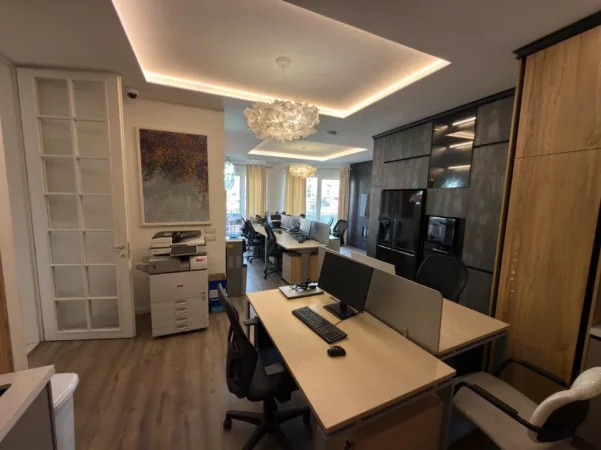 Tirane, jepet me qera ambjent biznesi Kati 3, 142 m² 1.200 € (Rruga E Dafinave)