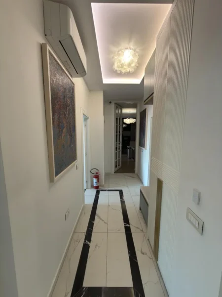 Tirane, jepet me qera ambjent biznesi Kati 3, 142 m² 1.200 € (Rruga E Dafinave)