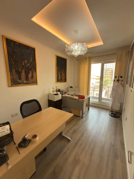 Tirane, jepet me qera ambjent biznesi Kati 3, 142 m² 1.200 € (Rruga E Dafinave)