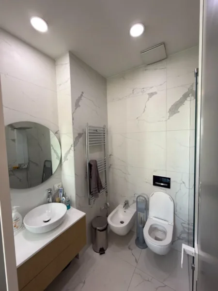 Tirane, jepet me qera ambjent biznesi Kati 3, 142 m² 1.200 € (Rruga E Dafinave)