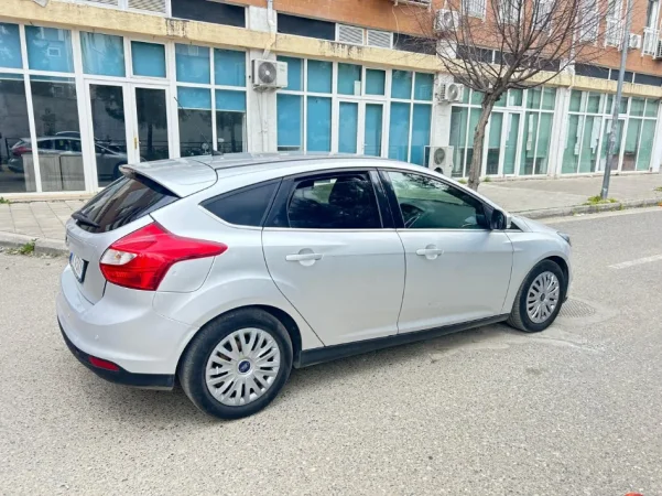 Tirane, shes makine Ford Focus Nafte, gri metalizato manuale Klima 60.000 km 5.500 €