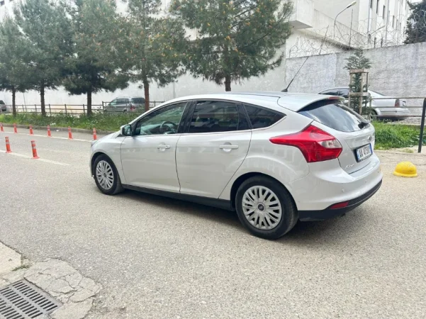 Tirane, shes makine Ford Focus Nafte, gri metalizato manuale Klima 60.000 km 5.500 €