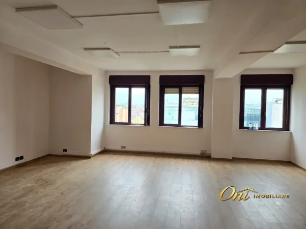Tirane, jepet me qera zyre Kati 10, 96 m² 1.800 € (prane toptani dhe bashkise)
