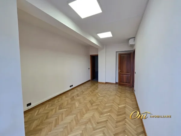 Tirane, jepet me qera zyre Kati 10, 96 m² 1.800 € (prane toptani dhe bashkise)
