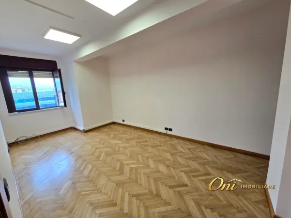 Tirane, jepet me qera zyre Kati 10, 96 m² 1.800 € (prane toptani dhe bashkise)