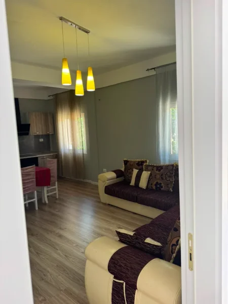 Tirane, jepet me qera apartament 2+1 Kati 1, 80 m² (qytet studenti)