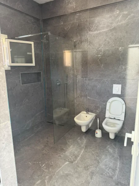 Tirane, jepet me qera apartament 2+1 Kati 1, 80 m² (qytet studenti)