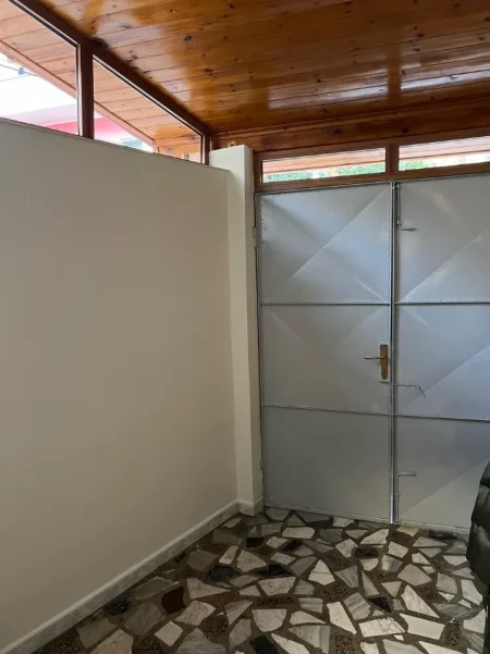 Tirane, jepet me qera apartament 2+1 Kati 1, 104 m² 530 € (gjimnazi cajupi)