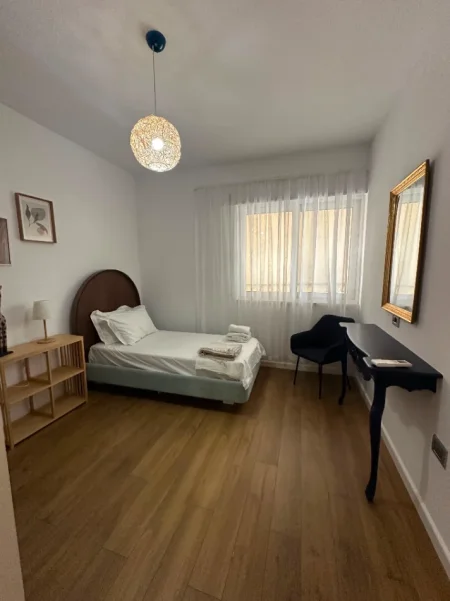 Tirane, jepet me qera apartament 2+1+Ballkon , 111 m² 993 € (Liqeni I thate)