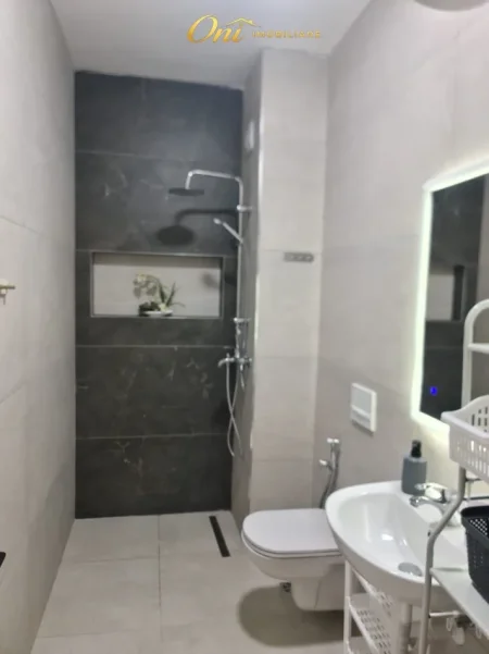 Tirane, jepet me qera apartament 1+1 Kati 8, 60 m² 530 € (5 MAJI)