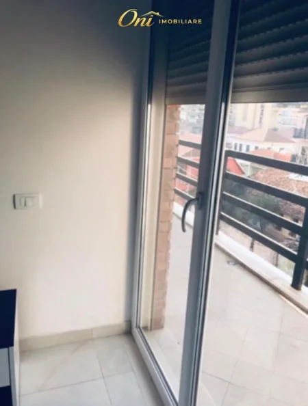 Tirane, jepet me qera apartament 2+1 Kati 2, 105 m² 700 € (SELVIA)