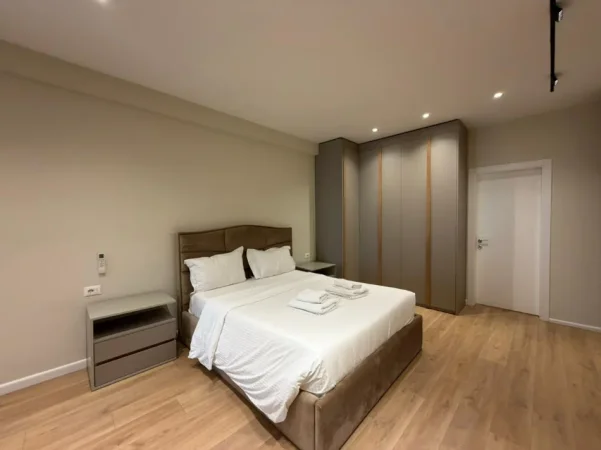 Tirane, jepet me qera apartament 2+1 Kati 3, 110 m² 1.000 € (Komuna e Parisit)