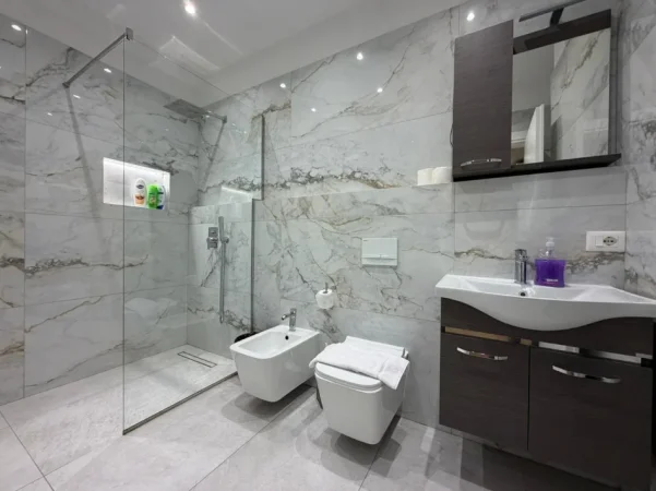 Tirane, jepet me qera apartament 2+1 Kati 3, 110 m² 1.000 € (Komuna e Parisit)