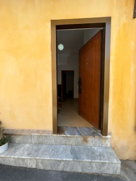 Tirane, jepet me qera apartament 1+1 Kati 1, 300 € (Rruga hekurran marra)