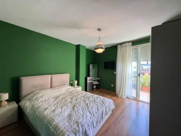 Tirane, jepet me qera apartament 2+1+Ballkon Kati 8, 110 m² 700 € 