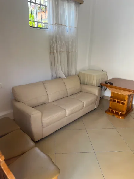 Tirane, jepet me qera apartament 1+1 Kati 1, 300 € (Rruga hekurran marra)