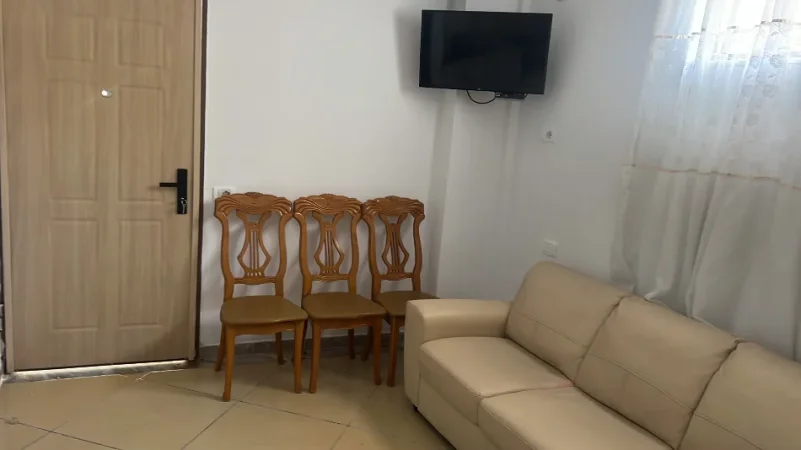 Tirane, jepet me qera apartament 1+1 Kati 1, 300 € (Rruga hekurran marra)