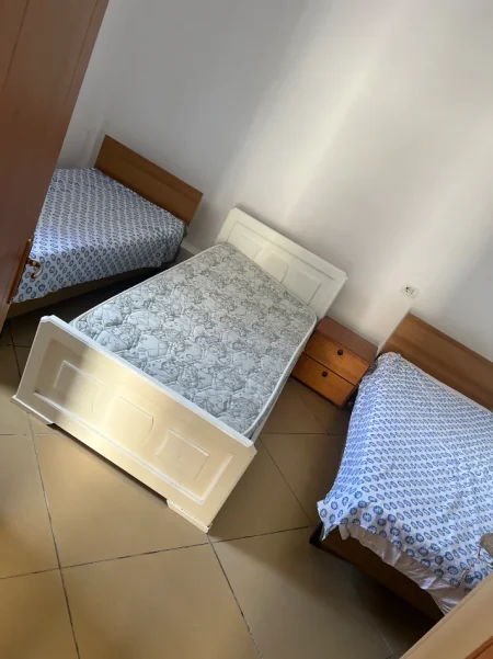 Tirane, jepet me qera apartament 1+1 Kati 1, 300 € (Rruga hekurran marra)