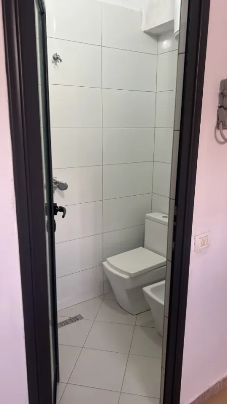Tirane, jepet me qera apartament 1+1 Kati 1, 300 € (Rruga hekurran marra)