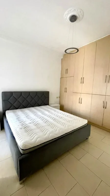 JEPET ME QERA APARTAMENT NE QENDER TE TIRANES, 800 EURO I DISKUTUESHEM