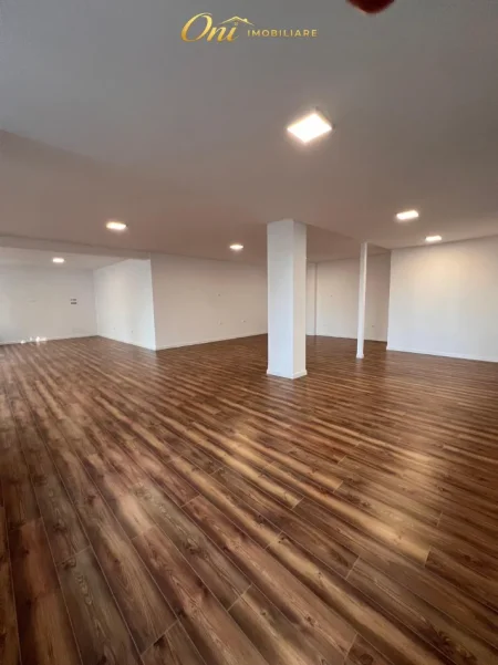 Tirane, jepet me qera zyre Kati 1, 150 m² 1.800 € (LIQENI I THATE)