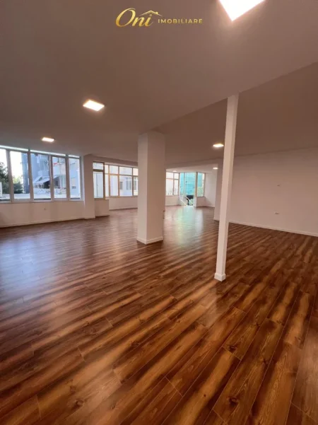 Tirane, jepet me qera zyre Kati 1, 150 m² 1.800 € (LIQENI I THATE)
