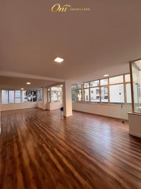Tirane, jepet me qera zyre Kati 1, 150 m² 1.800 € (LIQENI I THATE)