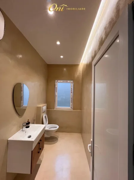 Tirane, jepet me qera zyre Kati 1, 150 m² 1.800 € (LIQENI I THATE)