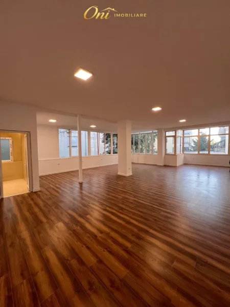 Tirane, jepet me qera zyre Kati 1, 150 m² 1.800 € (LIQENI I THATE)