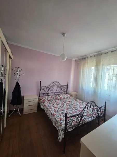Tirane, jepet me qera apartament 1+1+Ballkon Prane qendres Kristal