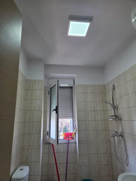 Tirane, jepet me qera apartament 1+1+Ballkon Prane qendres Kristal