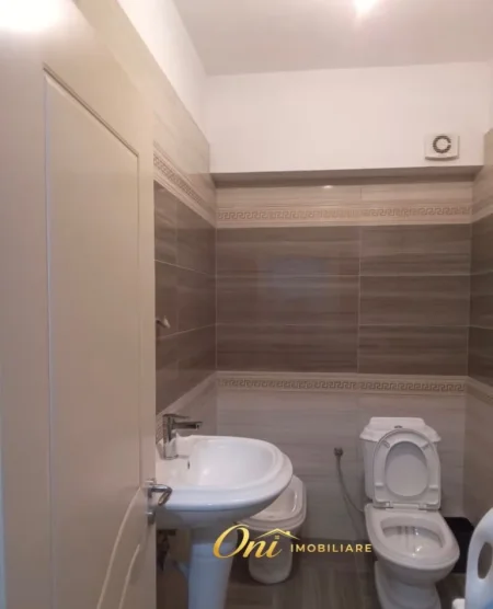 Tirane, jepet me qera 2+1 Kati 6, 90 m² 500 € (ASTIR)
