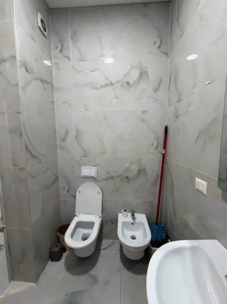 Tirane, jepet me qera apartament 1+1+Ballkon Kati 2, 65 m² 650 € (rruga e dibres)